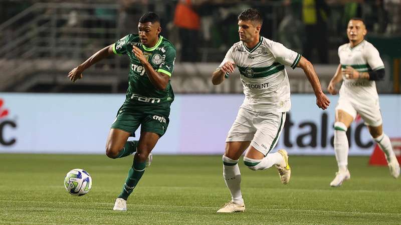 Luis Guilherme em disputa pelo Palmeiras contra o Coritiba, durante partida válida pela nona rodada do Brasileirão 2023, no Allianz Parque.