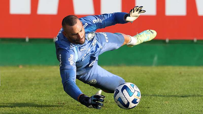 Weverton durante treinamento do Palmeiras na Academia de Futebol.