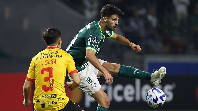 Flaco López em disputa pelo Palmeiras contra o Barcelona, durante partida válida pela fase de grupos da Libertadores 2023, no Allianz Parque.