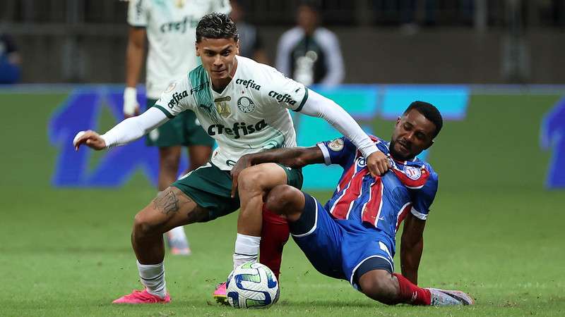 Richard Ríos em disputa pelo Palmeiras contra o Bahia, durante partida válida pela décima primeira rodada do Brasileirão 2023, na Fonte Nova.