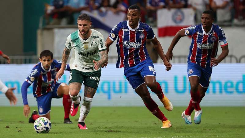 Zé Rafael disputa bola pelo Palmeiras contra o Bahia, durante partida válida pela décima primeira rodada do Brasileirão 2023, na Fonte Nova.