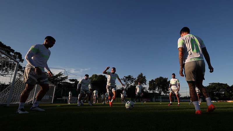 Jogadores durante treinamento do Palmeiras na Academia de Futebol.