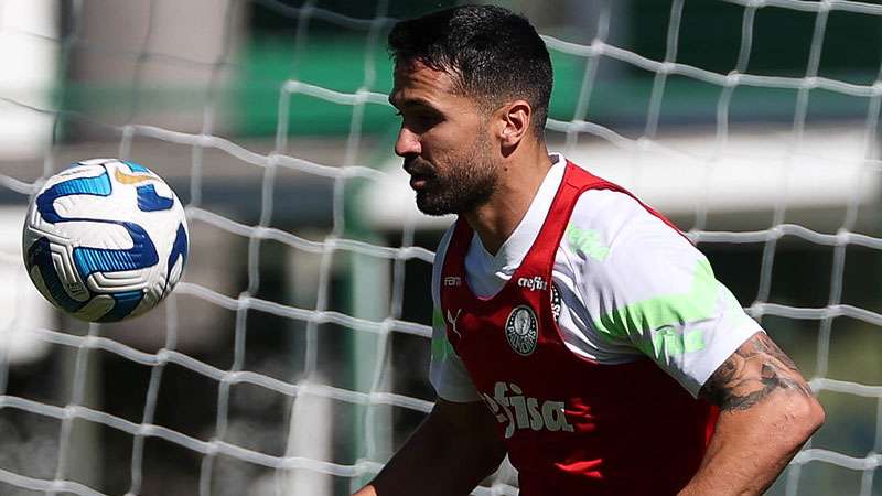 Luan durante treinamento do Palmeiras na Academia de Futebol.