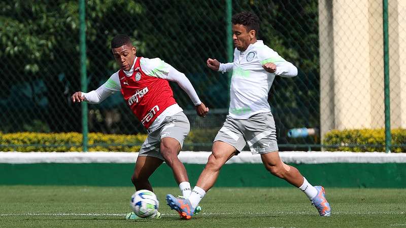 Vanderlan e Marcos Rocha durante treinamento do Palmeiras, na Academia de Futebol.