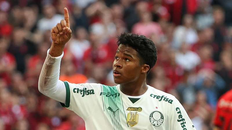 Endrick comemora seu gol pelo Palmeiras contra o Athletico-PR, durante partida válida pela décima terceira rodada do Brasileirão 2023, na Ligga Arena.