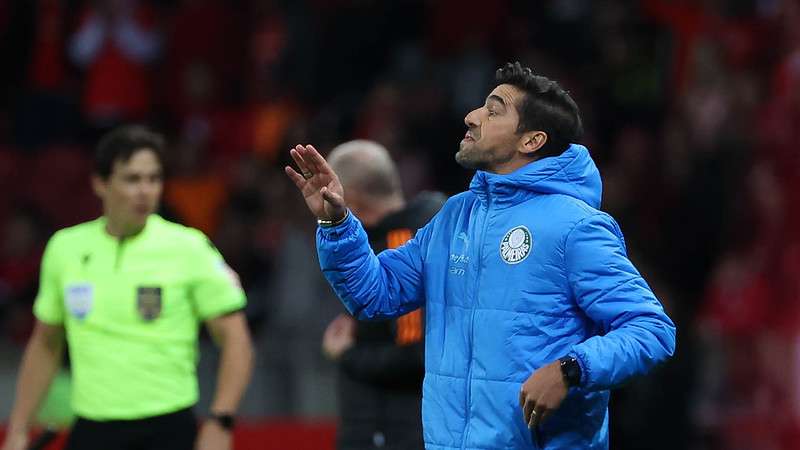 Abel Ferreira em jogo pelo Palmeiras contra o Internacional, durante partida válida pela décima quinta rodada do Brasileirão 2023, no Beira-Rio.