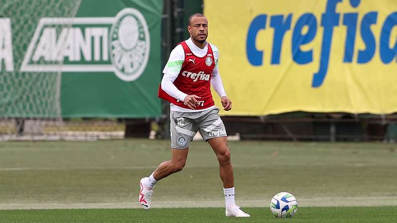 Mayke durante treinamento do Palmeiras na Academia de Futebol.
