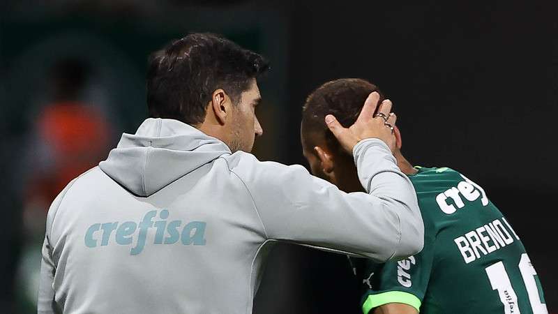 Abel Ferreira comemora gol com Breno Lopes em jogo do Palmeiras contra o Fortaleza, durante partida válida pela décima sexta rodada do Brasileirão 2023, no Allianz parque.