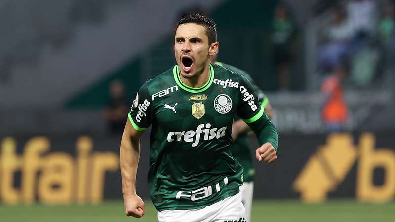Raphael Veiga comemora seu gol pelo Palmeiras contra o Fortaleza, durante partida válida pela décima sexta rodada do Brasileiro 2023, no Allianz parque.