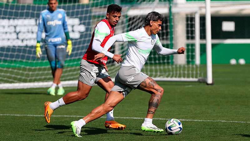 Richard Ríos e Gabriel Menino, durante treinamento do Palmeiras, na Academia de Futebol.