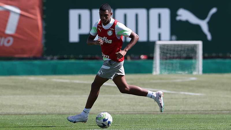 Luis Guilherme durante treinamento do Palmeiras na Academia de Futebol.