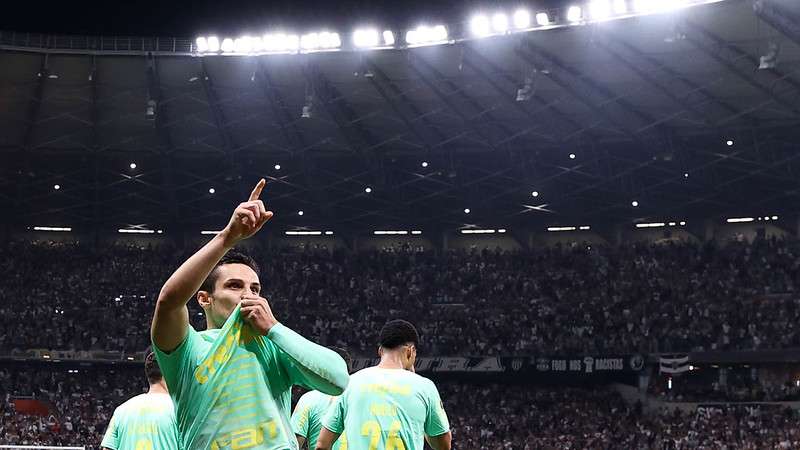 Raphael Veiga comemora seu gol pelo Palmeiras contra o Atlético-MG, durante primeira partida válida pelas oitavas de final, da Libertadores 2023, no Mineirão.