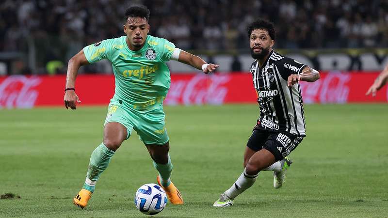 Gabriel Menino em disputa pelo Palmeiras contra o Atlético-MG, durante primeira partida válida pelas oitavas de final da Libertadores 2023, no Mineirão.