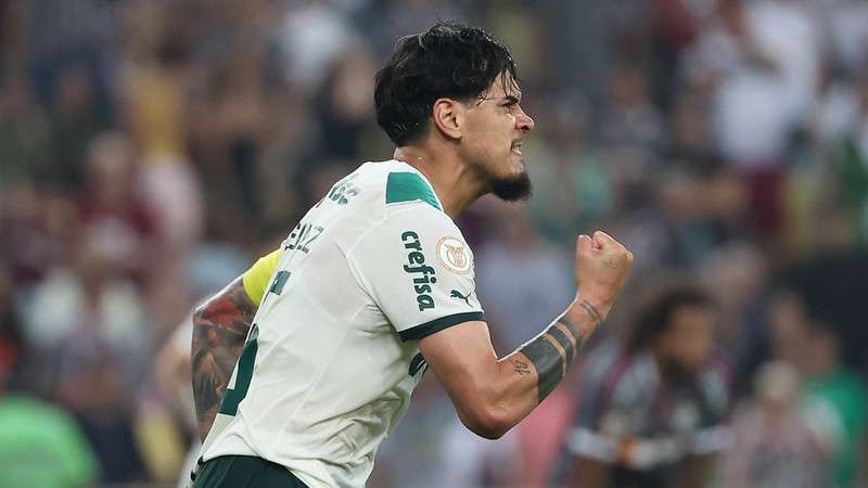 Gustavo Gómez comemora seu gol pelo Palmeiras contra o Fluminense, durante partida válida pela décima oitava rodada do Brasileirão 2023, no Maracanã.