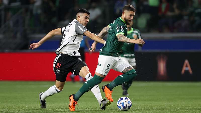 Zé Rafael em disputa pelo Palmeiras contra o Atlético-MG, durante segunda partida válida pelas oitavas de final da Libertadores 2023, no Allianz Parque.