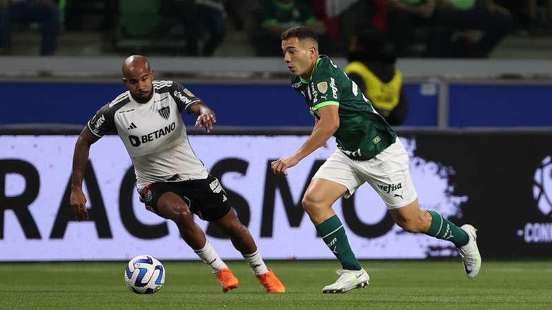 Fabinho em disputa pelo Palmeiras contra o Atlético-MG, durante segunda partida válida pelas oitavas de final, volta da Libertadores 2023, no Allianz Parque.