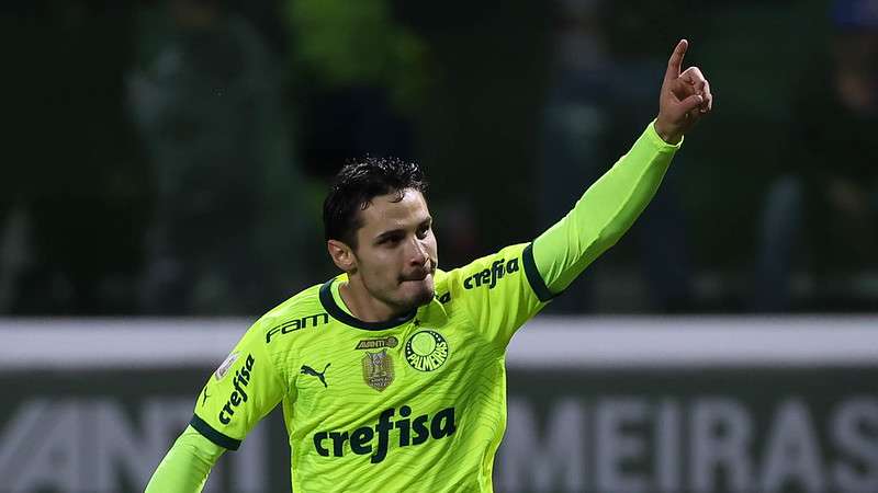 Raphael Veiga comemora seu gol pelo Palmeiras contra o Vasco, durante partida válida pela vigésima primeira rodada do Brasileirão 2023, no Allianz Parque.