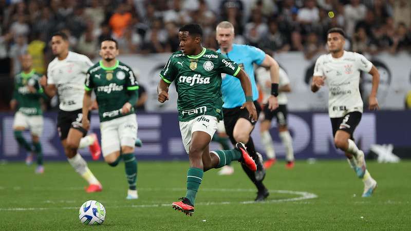 Endrick em disputa pelo Palmeiras contra o SCCP, durante partida válida pela vigésima segunda rodada do Brasileirão 2023, no Itaquerão.