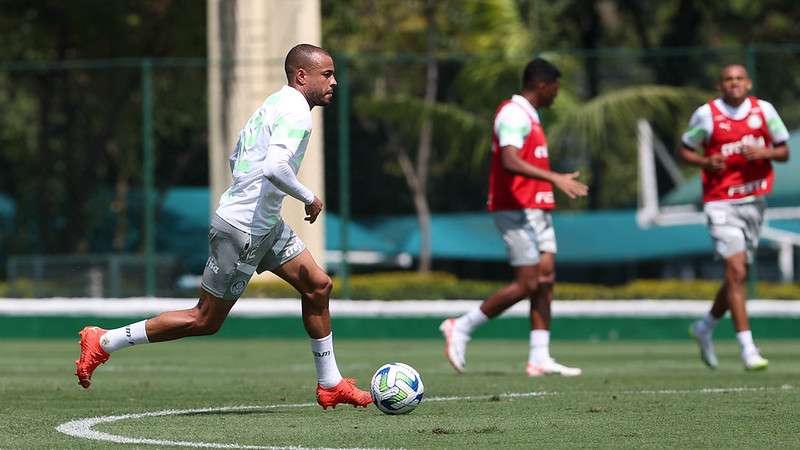 Mayke durante treinamento do Palmeiras na Academia de Futebol.