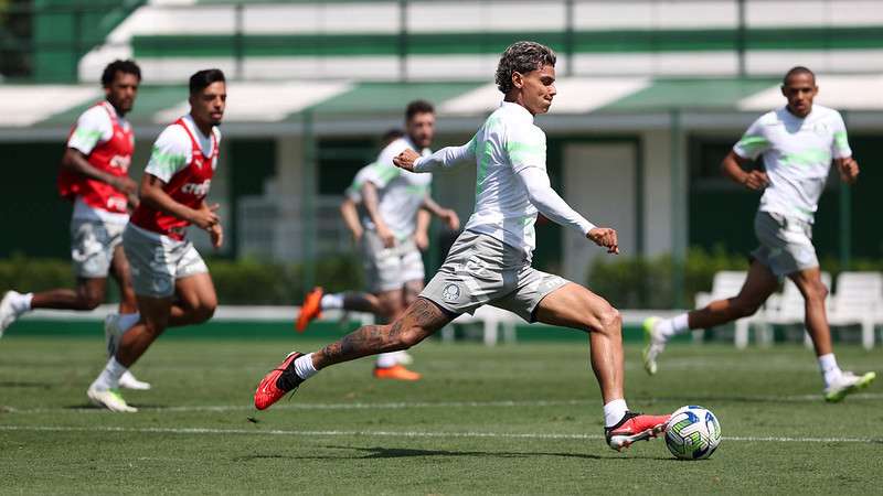 Richard Ríos durante treinamento do Palmeiras na Academia de Futebol.