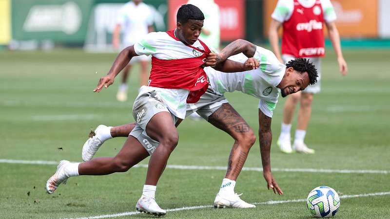 Endrick e Jailson durante treinamento do Palmeiras na Academia de Futebol.