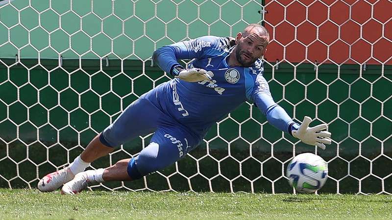 Weverton durante treinamento do Palmeiras na Academia de Futebol.