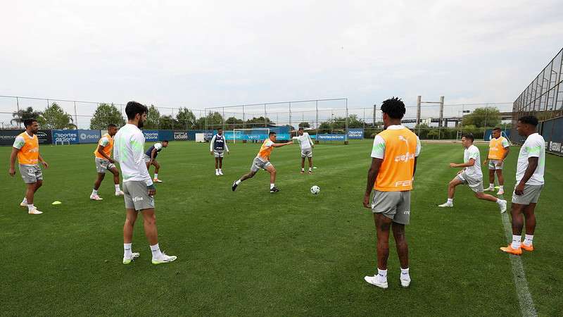 Jogadores do Palmeiras durante treinamento no CT do Grêmio.