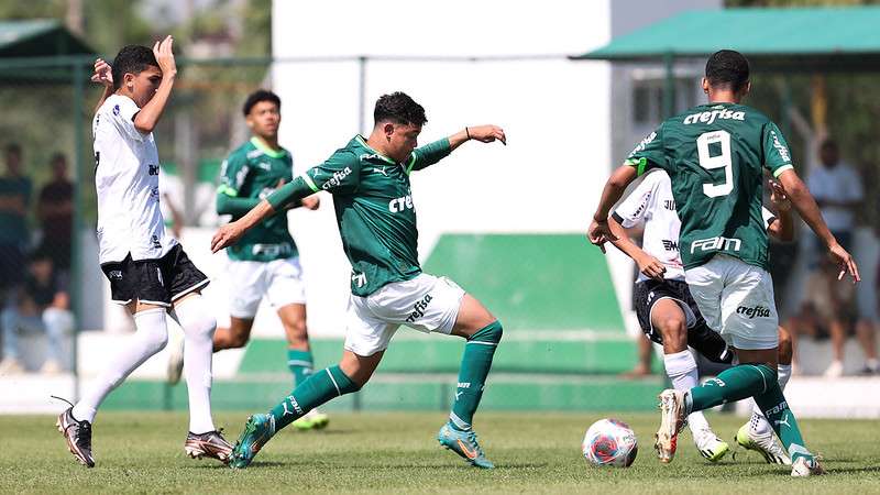 Atletas do Palmeiras contra o São Bernardo, em partida válida pela sexta rodada da terceira fase do Campeonato Paulista Sub-15, na Academia de Futebol 2, em Guarulhos-SP.Atletas do Palmeiras contra o São Bernardo, em partida válida pela sexta rodada da terceira fase do Campeonato Paulista Sub-15, na Academia de Futebol 2, em Guarulhos-SP.