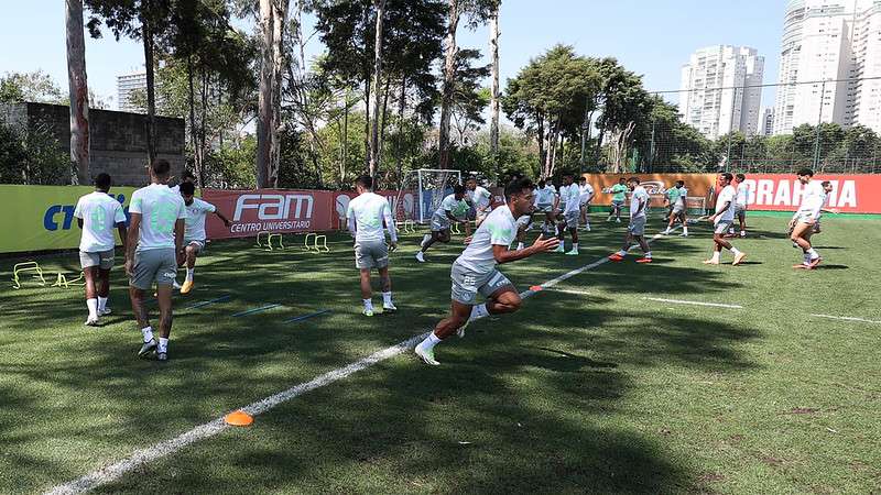 Elenco do Palmeiras durante treinamento na Academia de Futebol.