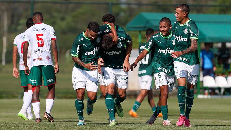 Atletas do Palmeiras comemoram gol na vitória contra a Portuguesa, em partida válida pela sexta rodada da terceira fase do Campeonato Paulista Sub-20, na Academia de Futebol 2, em Guarulhos-SP.