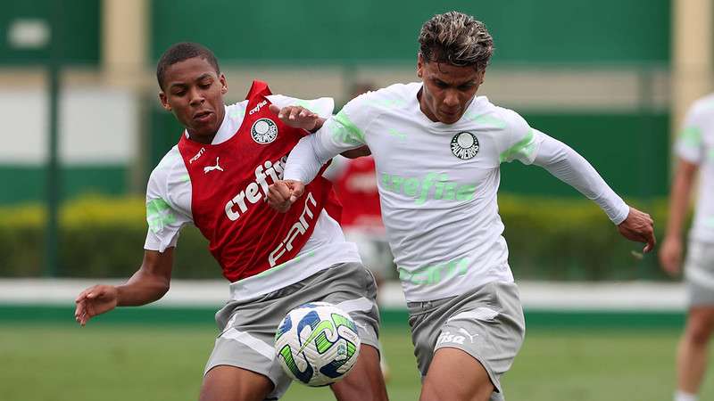 Alex e Richard Ríos durante treinamento do Palmeiras na Academia de Futebol.