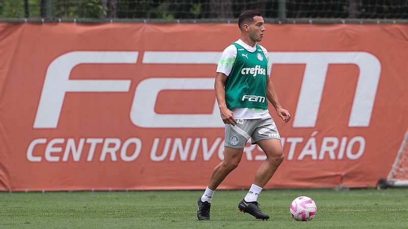Fabinho durante treinamento do Palmeiras na Academia de Futebol.