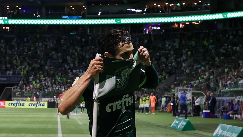 Raphael Veiga comemora seu gol pelo Palmeiras, contra o Bahia durante partida válida pela trigésima rodada do Brasileirão 2023, no Allianz Parque.