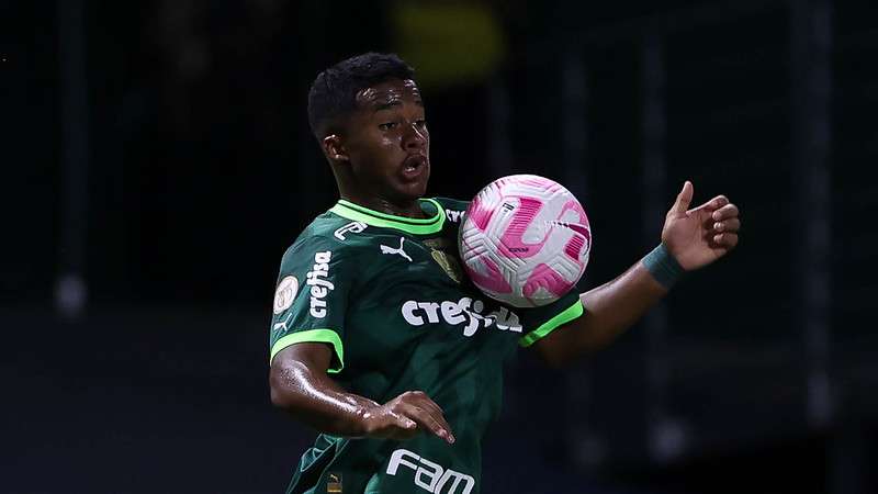 Endrick em jogo do Palmeiras contra o Bahia, durante partida válida pela trigésima rodada do Brasileirão 2023, no Allianz Parque.