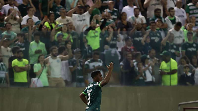Endrick comemora seu gol pelo Palmeiras contra o Athletico-PR, durante partida válida pela trigésima segunda rodada do Brasileirão 2023, na Arena Barueri.