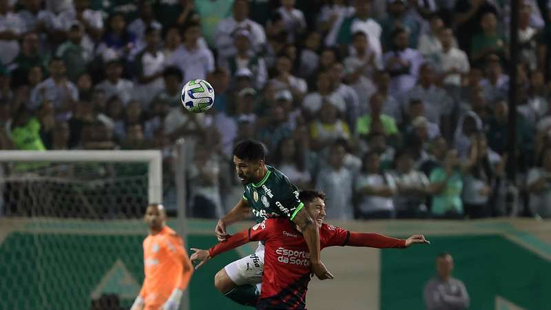 Luan em disputa pelo Palmeiras contra o Athletico-PR, durante partida válida pela trigésima segunda rodada do Brasileirão 2023, na Arena Barueri.