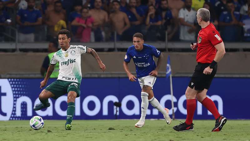 Marcos Rocha em jogo pelo Palmeiras contra o Cruzeiro, durante partida válida pela trigésima oitava rodada do Brasileirão 2023, no Mineirão.