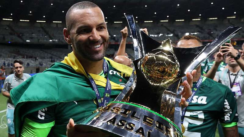 Weverton comemora a conquista do Brasileirão 2023 pelo Palmeiras, após jogo contra o Cruzeiro, em partida válida pela trigésima oitava rodada, no Mineirão.