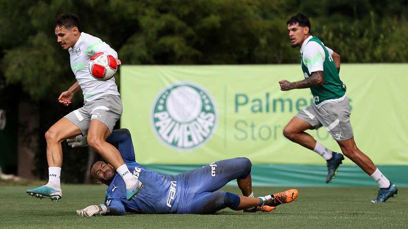 Weverton, Raphael Veiga e Gustavo Gómez durante treinamento do Palmeiras, na Academia de Futebol.