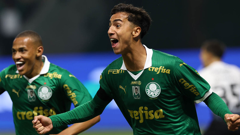 O jogador Vitor Reis, da SE Palmeiras, comemora seu gol contra a equipe do SC Corinthians P, durante partida válida pela décima terceira rodada, do Campeonato Brasileiro, Série A, na arena Allianz Parque.