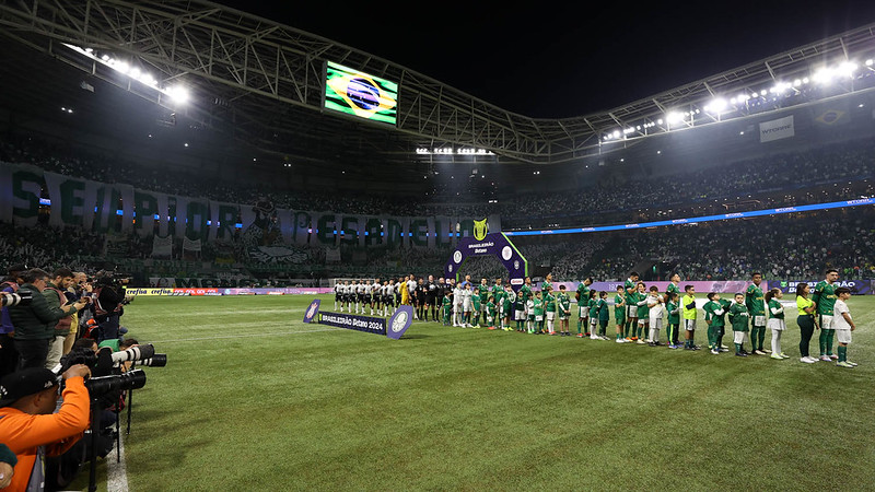 O time da SE Palmeiras, em jogo contra a equipe do SC Corinthians P, durante partida válida pela décima terceira rodada, do Campeonato Brasileiro, Série A, na arena Allianz Parque.