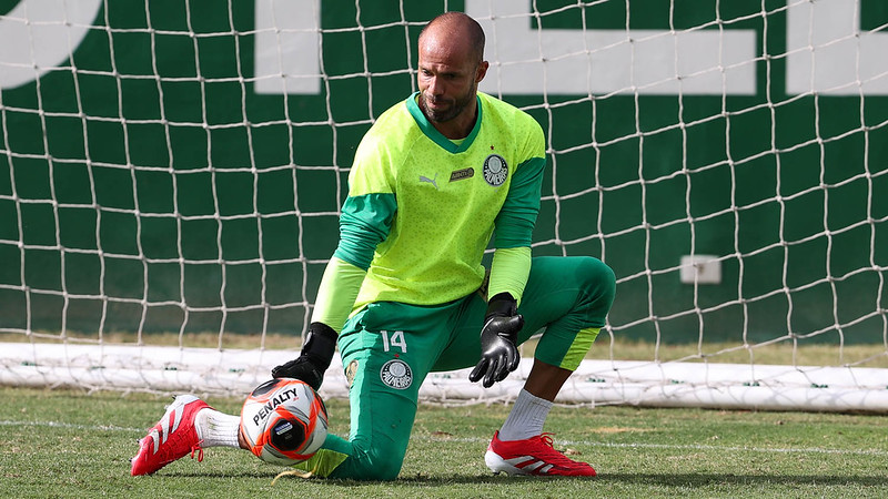 O goleiro Marcelo Lomba, da SE Palmeiras, durante treinamento, na Academia de Futebol.