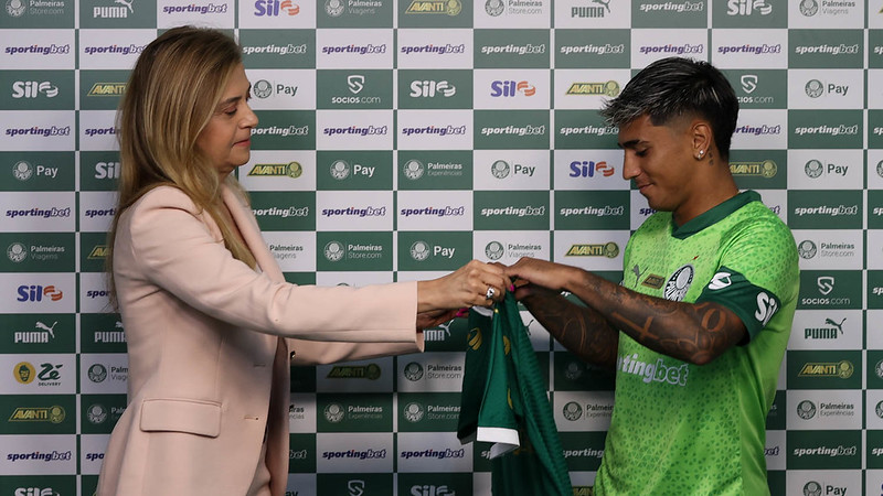 A presidente Leila Pereira, da SE Palmeiras, apresenta o mais novo atleta do clube, o jogador Facundo Torres (D), na Academia de Futebol.