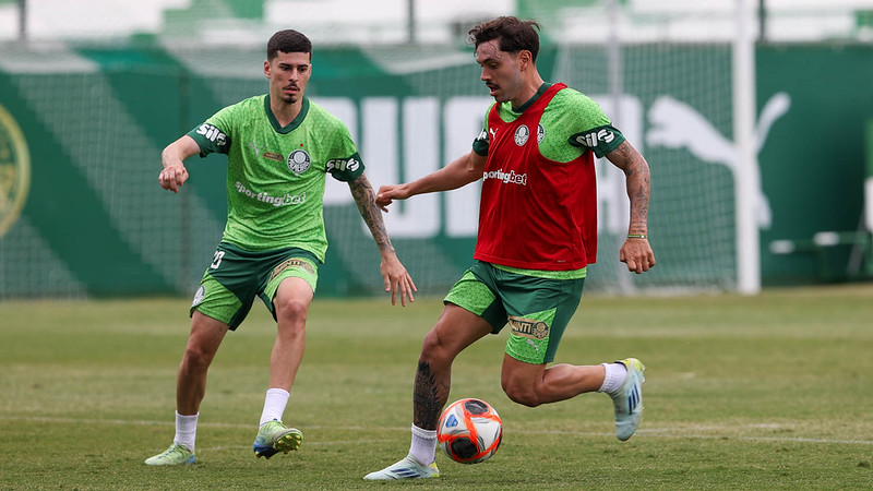 Os jogadores Rômulo e Mauricio (D), da SE Palmeiras, durante treinamento, na Academia de Futebol
