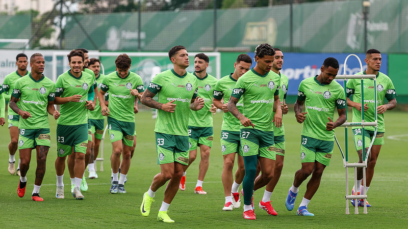 Os atletas da SE Palmeiras, durante treinamento na Academia de Futebol, em São Paulo-SP.