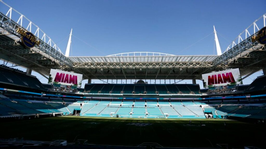 Placares exibem "Super Bowl LIV Miami" durante um passeio pelo Hard Rock Stadium na terça-feira, 21 de janeiro de 2020, antes do jogo de futebol americano Super Bowl LIV da NFL em Miami Gardens, Flórida.