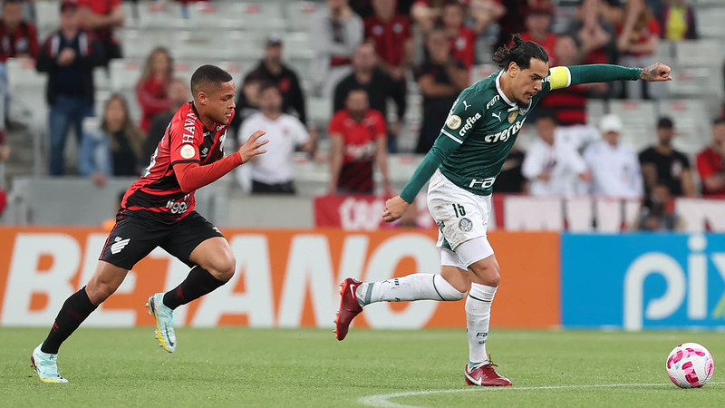 O jogador Gustavo Gómez, da SE Palmeiras, disputa bola com o jogador Vitor Roque, do C Athletico Paranaense, durante partida válida pela trigésima quarta rodada, do Campeonato Brasileiro, Série A, na Arena da Baixada.