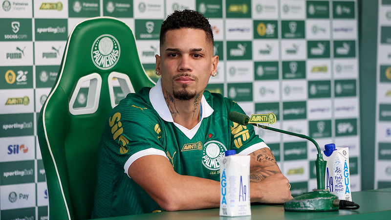 Apresentação de Paulinho, novo atleta da SE Palmeiras, na Academia de Futebol, em São Paulo-SP.