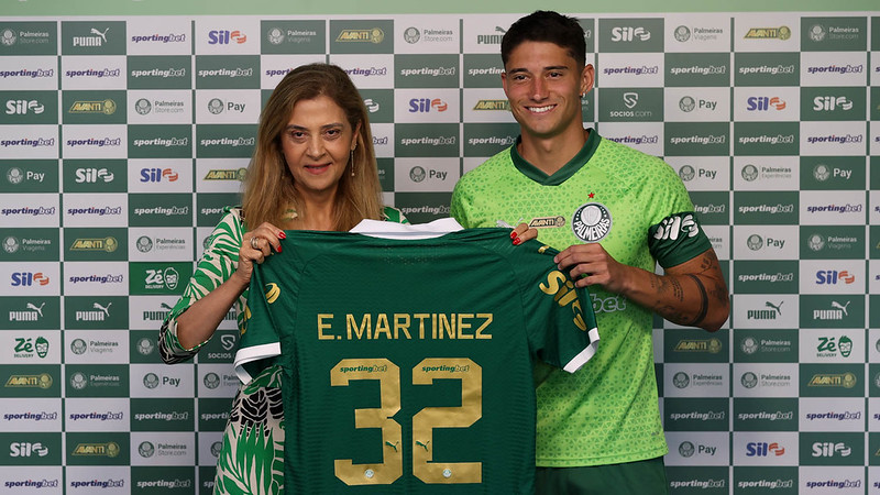 A presidente Leila Pereira, da SE Palmeiras, apresenta o mais novo atleta do clube, Emiliano Martínez, na Academia de Futebol.