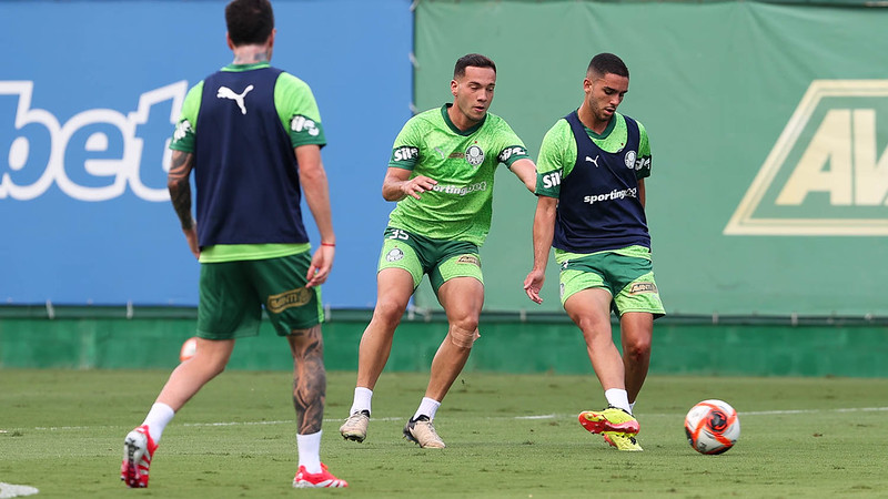 Os jogadores Fabinho e Figueiredo (D), da SE Palmeiras, durante treinamento, na Academia de Futebol.